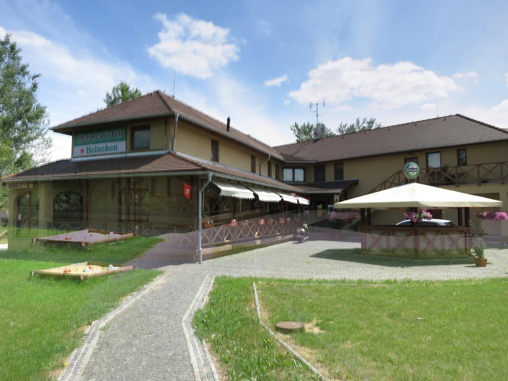 Guest House Meat Heads Pub Komárno Zewnętrze zdjęcie